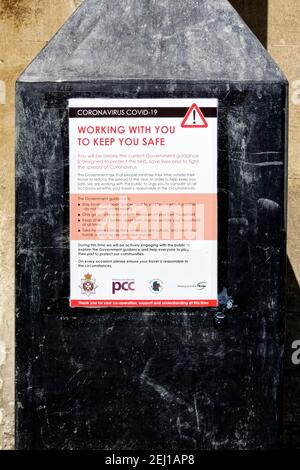 Warminster, Wiltshire UK - April 22 2020: Ein Coronavirus Covid-19 Informationsplakat auf einer Straßenlaterne in der kleinen Marktstadt Warminster Stockfoto