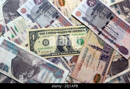 Ägyptische Landeswährung mit US-Dollar-Banknote im Hintergrund. Ägyptische Pfund Geld und amerikanische Dollar Wechselkurs Stockfoto