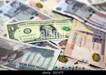 Ägyptische Landeswährung mit US-Dollar-Banknote im Hintergrund. Ägyptische Pfund Geld und amerikanische Dollar Wechselkurs Stockfoto