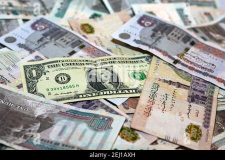Ägyptische Landeswährung mit US-Dollar-Banknote im Hintergrund. Ägyptische Pfund Geld und amerikanische Dollar Wechselkurs Stockfoto