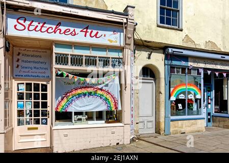 Warminster, Wiltshire, UK - April 23 2020: Regenbogen der Hoffnung Bilder und Nachrichten im Kampf gegen Coronavirus, werden in Schaufenstern angezeigt Stockfoto