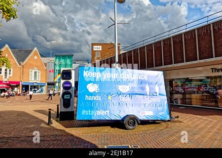 Poole, Dorset / UK - Oktober 14 2020: Ein mobiles Coronavirus Sicherheitsratschlag-Schild in Falkland Square, High Street, Poole, Dorset, England, VEREINIGTES KÖNIGREICH Stockfoto