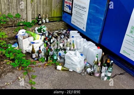 Warminster, Wiltshire / UK - September 10 2020: Leere Alkoholflaschen auf dem Warminster Western Parkplatz weggeworfen Stockfoto