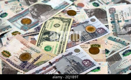 Ägyptische Landeswährung mit US-Dollar-Banknote im Hintergrund. Ägyptische Pfund Geld und amerikanische Dollar Wechselkurs Stockfoto