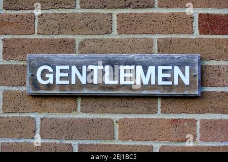 Ein Gentlemen-Schild vor einer öffentlichen Toilette in Warminster, Wiltshire, Großbritannien Stockfoto