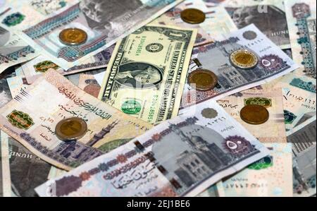 Ägyptische Landeswährung mit US-Dollar-Banknote im Hintergrund. Ägyptische Pfund Geld und amerikanische Dollar Wechselkurs Stockfoto