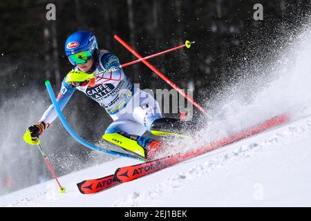 Cortina, Italien. Februar 2021, 20th. MIKAELA SHIFFRIN (USA) auf dem Weg zur Bronzemedaille während der FIS Alpine Ski Weltmeisterschaften Slalom Women 2021. Quelle: Sergio Bisi/LPS/ZUMA Wire/Alamy Live News Stockfoto