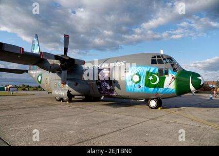 RAF Fairford, Gloucestershire / UK - Juli 20 2019: Chakala basierte 6 Squadron 'Antilopes' Pakistan Airforce, Lockheed C130B Hercules Transportflugzeug Stockfoto