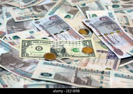Ägyptische Landeswährung mit US-Dollar-Banknote im Hintergrund. Ägyptische Pfund Geld und amerikanische Dollar Wechselkurs Stockfoto
