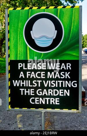 Crockerton, Wiltshire / UK - September18 2020: A Bitte tragen Sie ein Gesichtsmaskenschild im Crockerton Gartencenter in der Nähe von Warminster, Wiltshire während Covid 19 Stockfoto
