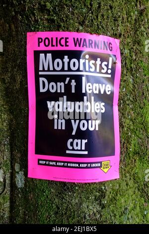 Crockerton, Wiltshire / UK - September18 2020: Ein Polizeiplakat warnt Autofahrer, keine Wertsachen im Auto am Shearwater Lake Beauty Spot zu lassen Stockfoto