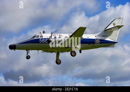 RNAS Yeovilton, Somerset / UK - Juli 6 2007: Ein Royal Navy Scottish Aviation Jetstream T,2 ( 568/ XX487) von RNAS Culdrose landet auf dem RNAS Yeovilton Stockfoto