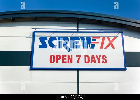 Warminster, Wiltshire / UK -September 22 2020: Screwfix Ladenschild im Warminster Business Park in Stephens Way Stockfoto