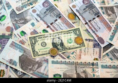 Ägyptische Landeswährung mit US-Dollar-Banknote im Hintergrund. Ägyptische Pfund Geld und amerikanische Dollar Wechselkurs Stockfoto