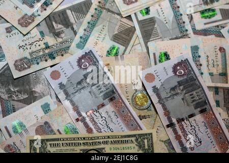 Ägyptische Landeswährung mit US-Dollar-Banknote im Hintergrund. Ägyptische Pfund Geld und amerikanische Dollar Wechselkurs Stockfoto