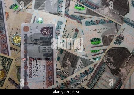 Ägyptische Landeswährung mit US-Dollar-Banknote im Hintergrund. Ägyptische Pfund Geld und amerikanische Dollar Wechselkurs Stockfoto