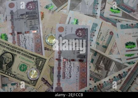 Ägyptische Landeswährung mit US-Dollar-Banknote im Hintergrund. Ägyptische Pfund Geld und amerikanische Dollar Wechselkurs Stockfoto