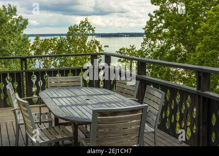 Überblick über die Holzveranda im Freien rund um das private Haus mit herrlicher Landschaft an der Ostsee. Schöne Hintergründe der Natur. Schweden. Stockfoto