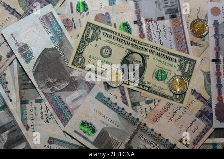 Ägyptische Landeswährung mit US-Dollar-Banknote im Hintergrund. Ägyptische Pfund Geld und amerikanische Dollar Wechselkurs Stockfoto