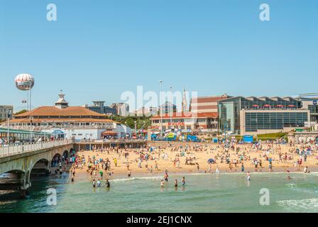 Einheimische und Touristen im beliebten Ferienort Bournemouth in Dorset, Südengland. Stockfoto