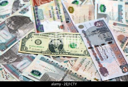 Ägyptische Landeswährung mit US-Dollar-Banknote im Hintergrund. Ägyptische Pfund Geld und amerikanische Dollar Wechselkurs Stockfoto