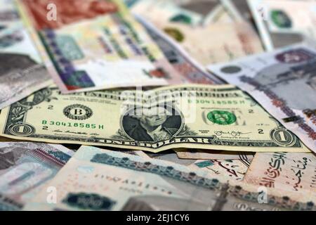 Ägyptische Landeswährung mit US-Dollar-Banknote im Hintergrund. Ägyptische Pfund Geld und amerikanische Dollar Wechselkurs Stockfoto