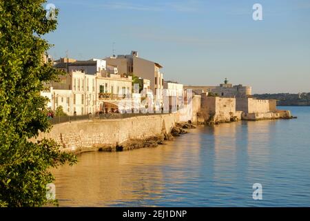 Promenade in Ortigia Altstadt von Siracusa, Sizilien Stockfoto