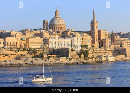 Panoramablick über den Hafen von Marsamxett auf die Skyline von Valletta, Malta Stockfoto