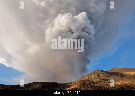 Eruption vom Voragine Krater des Vulkans Ätna, 05-12-2015 Sizilien Stockfoto