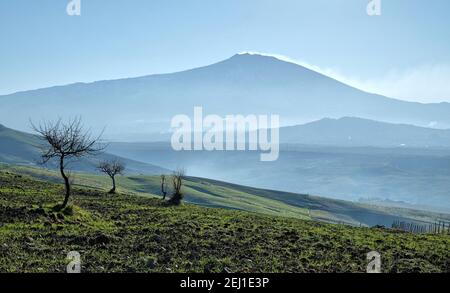 Ätna Vulkan Panoramablick von Maniace, Sizilien Stockfoto