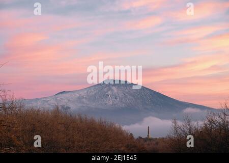 Sonnenuntergang in Pastelltönen auf dem Ätna vom Nebrodi-Nationalpark in Sizilien, Italien Stockfoto