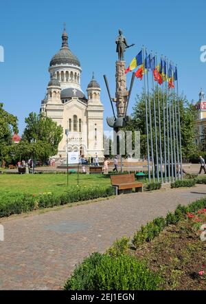 CLUJ-NAPOCA, RUMÄNIEN - 09. AUGUST 2015: Dormition der Kathedrale von Theotokos in Avram Iancu Platz von Cluj-Napoca, Rumänien Stockfoto