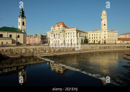 Rathaus von Oradea und Reflexion über den Fluss Crisul Repede, Rumänien Stockfoto