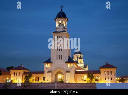 Glockenturm der Krönungskathedrale in Carolina Zitadelle von Alba Iulia in der Nacht, Rumänien Stockfoto