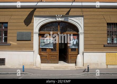 CLUJ-NAPOCA, RUMÄNIEN - 09. AUGUST 2015: Eingang des Nationalmuseums für siebenbürgische Geschichte; auf Plakaten 'Sarmizegetura Regia' und 'Napoleon Bonaparte Stockfoto