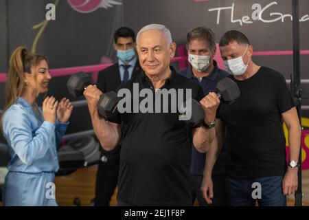 Petah Tikva, Israel. Februar 2021, 20th. Der israelische Ministerpräsident Benjamin Netanjahu besucht ein Fitnessstudio vor der Wiedereröffnung der Niederlassung in Petah Tikva, Israel am Samstag, dem 20. Februar 2021, hebt Israel die Sperre mit der Eröffnung von Fitnessstudios, Hotels und Einkaufszentren ab Februar weiter auf. 21. Pool Foto von Tal Shahar / UPI Kredit: UPI / Alamy Live News Stockfoto