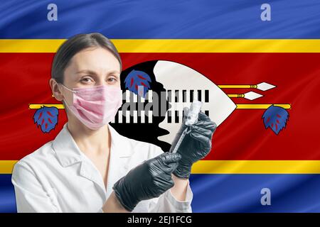 Ärztin bereitet die Impfung vor dem Hintergrund der Esvatini-Flagge vor. Impfkonzept Esvatini. Stockfoto