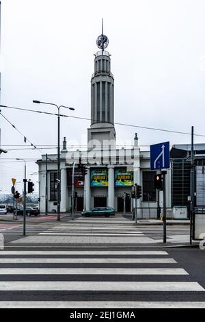 Poznan Februar 15 2020 hoher Turm bei internationalen Poznan Trades Mit Zebrastreifen vor Stockfoto