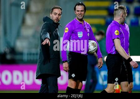 SITTARD, NIEDERLANDE - FEBRUAR 20: Trainer Sjors Ultee von Fortuna Sittard, Schiedsrichter Bas Nijhuis während des Eredivisie-Spiels zwischen Fortuna Sittard und Stockfoto