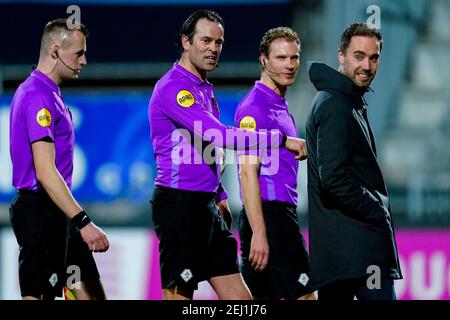 SITTARD, NIEDERLANDE - FEBRUAR 20: Schiedsrichter-Assistent Don Frijn, Schiedsrichter Bas Nijhuis, Schiedsrichter-Assistent Sjoerd Nanninga, Trainer Sjors Ultee von Fortuna Stockfoto