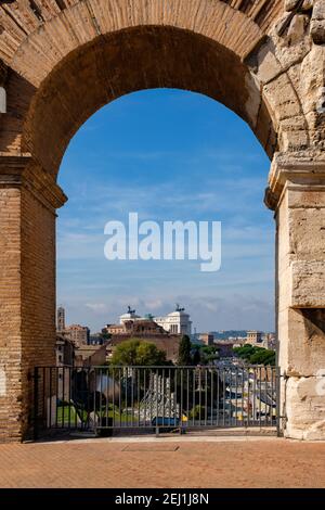 Detail der Kolosseum Bögen, Kolosseum Architektur Mauerwerk, Blick auf den Altar des Vaterlandes, Flavian Amphitheater, Forum Romanum, Rom, Italien Stockfoto