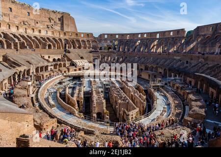 Gebäude des antiken Roms, Übertourismus, Massentourismus, Touristenmassen, die das Kolosseum, das Kolosseum, das Flavianische Amphitheater, das Forum Romanum, Rom, Italien Stockfoto