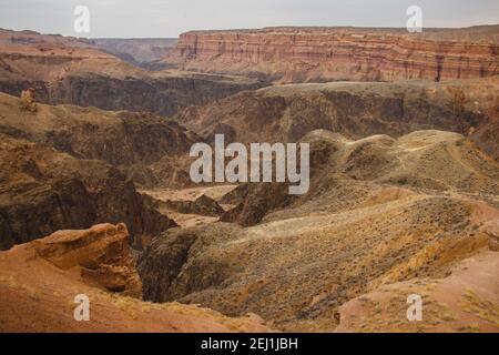 Charyn Canyon ist ein Canyon auf dem Sharyn River. Die Schlucht ist etwa 90 Kilometer lang. Es ist Teil des Charyn-Nationalparks und befindet sich im Gebiet des Uygur-Bezirks, Rajymbek-Bezirks und Enbekshikazakh-Bezirks. Kasachstan. Stockfoto