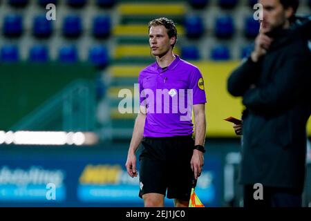 SITTARD, NIEDERLANDE - FEBRUAR 20: Schiedsrichter-Assistent Sjoerd Nanninga während des Eredivisie-Spiels zwischen Fortuna Sittard und ADO Den Haag in Sparta S Stockfoto