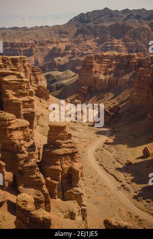 Charyn Canyon ist ein Canyon auf dem Sharyn River. Die Schlucht ist etwa 90 Kilometer lang. Es ist Teil des Charyn-Nationalparks und befindet sich im Gebiet des Uygur-Bezirks, Rajymbek-Bezirks und Enbekshikazakh-Bezirks. Kasachstan. Stockfoto