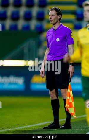 SITTARD, NIEDERLANDE - FEBRUAR 20: Schiedsrichter-Assistent Sjoerd Nanninga während des Eredivisie-Spiels zwischen Fortuna Sittard und ADO Den Haag in Sparta S Stockfoto