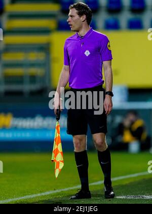 SITTARD, NIEDERLANDE - FEBRUAR 20: Schiedsrichter-Assistent Sjoerd Nanninga während des Eredivisie-Spiels zwischen Fortuna Sittard und ADO Den Haag in Sparta S Stockfoto