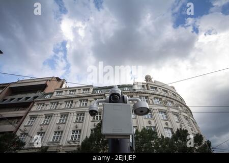 Zwei Dome-cctv-Kameras von unten vor einem alten Gebäude in einer europäischen Innenstadt. Diese CCTV-Kameras werden für die Sicherheit im öffentlichen Bereich verwendet Stockfoto