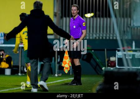 SITTARD, NIEDERLANDE - FEBRUAR 20: Schiedsrichter-Assistent Sjoerd Nanninga während des Eredivisie-Spiels zwischen Fortuna Sittard und ADO Den Haag in Sparta S Stockfoto