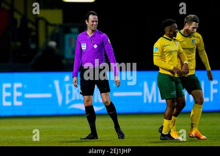 SITTARD, NIEDERLANDE - FEBRUAR 20: Schiedsrichter Bas Nijhuis während des Eredivisie-Spiels zwischen Fortuna Sittard und ADO Den Haag im Sparta Stadium am Febr. Stockfoto